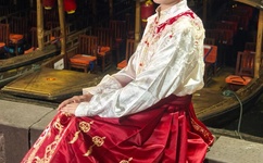 官方通报女生抗议男生偷窥:系恶作剧